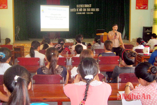 Cán bộ Hội Phụ nữ Quỳnh Lưu giới thiệu các chuyên đề nuôi con khoa học.
