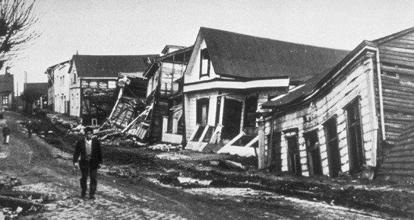 Trận động đất mạnh 9,5 độ richter tại miền Nam Chile ngày 22/5/1960 kéo theo sóng thần khiến 1.716 người thiệt mạng.