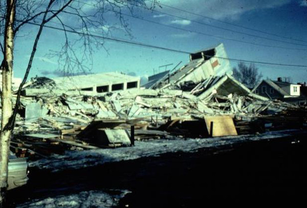 Ngày 28/3/1964 tại Prince William Sound, Alaska xảy ra trận động đất mạnh 9,2 độ richter và sóng thần khiến 131 người thiệt mạng.