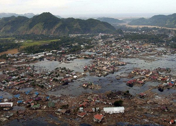 Trận động đất cường độ 9,1 độ richter tại Indonesia ngày 26/12/2004 đã gây ra 1 vụ sóng thần tại khu vực Ấn Độ Dương cướp đi sinh mạng của 230.000 người tại hàng chục quốc gia.