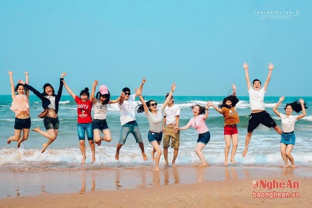 Không gì lý tưởng bằng việc mùa hè nóng nực mà đến với biển để chụp ảnh kỷ yếu, đó cũng là ý tưởng mà những người thực hiện bộ ảnh này nghĩ đến