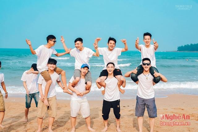 Không gì lý tưởng bằng việc mùa hè nóng nực mà đến với biển để chụp ảnh kỷ yếu, đó cũng là ý tưởng mà những người thực hiện bộ ảnh này nghĩ đến