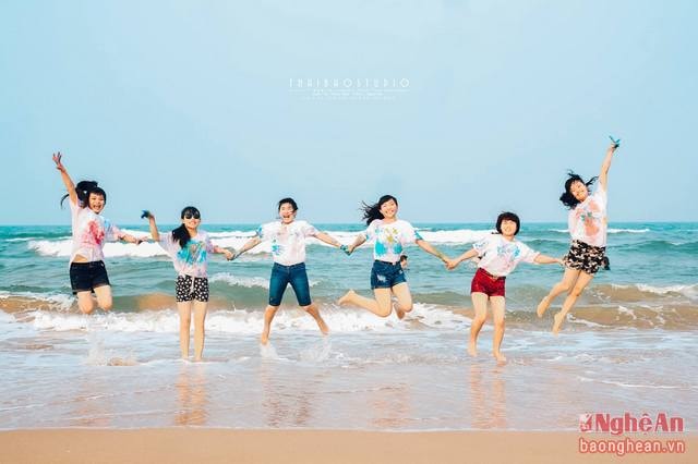 Những nữ sinh của lớp cũng quậy không phần “kém cạnh”