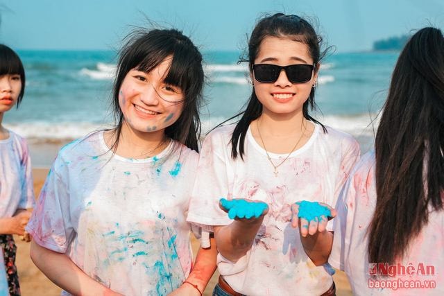“Bôi tro trát trấu” cho nhau chỉ để giữ lại những khoảnh khắc vui nhất của tuổi
