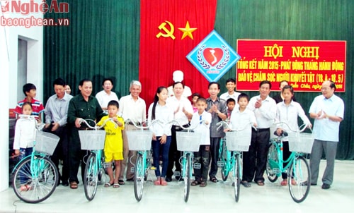 Tại buỗi tổng kết, Huyện hội đã trao tặng 102 xe đạp cho các em là trẻ khuyết tật và mồ côi, với tổng số tiền là 117.300 ngàn đồng. Đây là đợt tặng xe đạp thứ từ nguồn quỹ hội thu được của năm 2015.