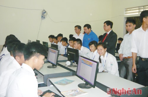 Các em học sinh tham gia cuộc thi
