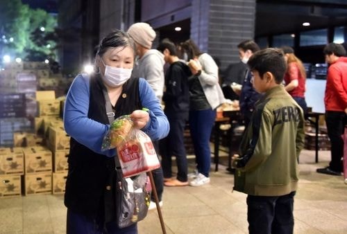 Thực phẩm không đủ cung cấp khi đường sá bị cắt đứt do lở đất. Ảnh: AFP