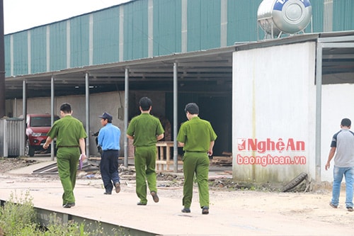 Lực lượng công an đang có mặt tại hiện trường để điều tra vụ việc