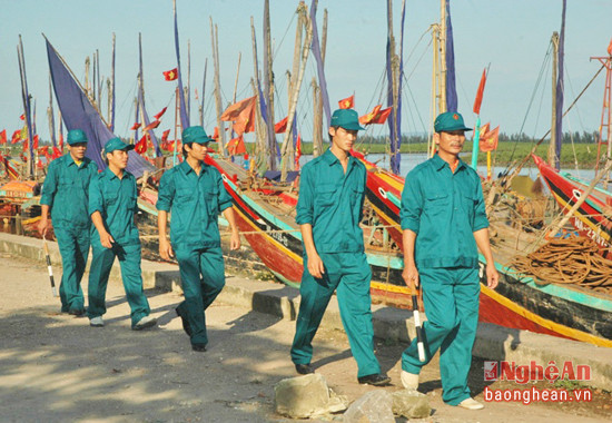 Dân quân tự vệ xã Diễn Ngọc (Diễn Châu) tuần tra bảo vệ cảng Lạch Vạn