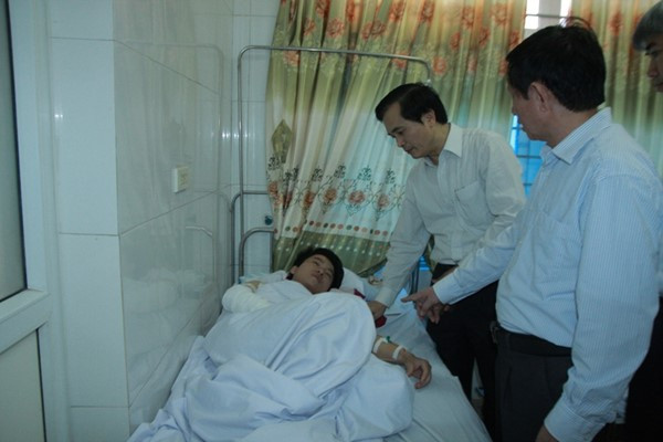 Phó chủ tịch UBND tỉnh Nghệ An, ông Lê Ngọc Hoa đến thăm hỏi và động viên các công nhân gặp nạn
