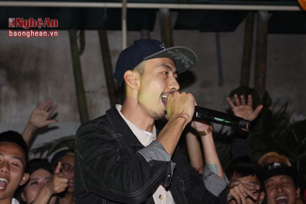 Rapper Đen Vâu cháy hết mình trong những bản rap đình đám