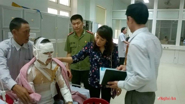 Lãnh đạo Huyện Nghi Lộc hỗ trợ các nạn nhân bị nạn