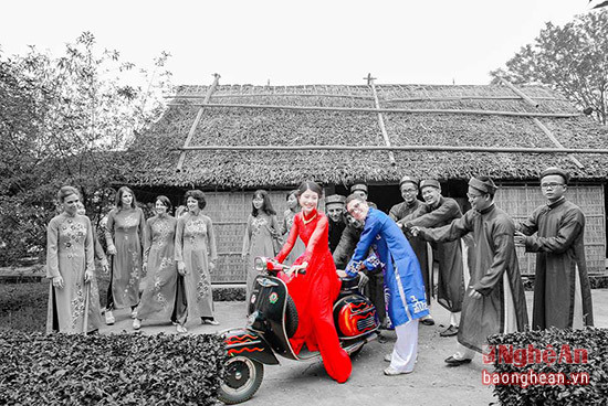 Lên ý tưởng chụp 1 bộ  ảnh cưới tại quê hương cô dâu (Nam Đàn, Nghệ An), cô dâu muốn chú rể Tây hiểu hơn về văn hóa và cuộc sống người Việt, trân trọng nền văn hóa ấy