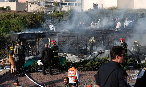 Hiện trường chiếc xe buýt chở khách bị đốt cháy tại Jerusalem ngày 18/4 theo giờ địa phương. Ảnh: Getty Images.