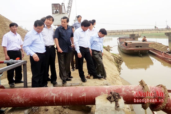 lnha xđạo tỉnh và các ngành liên quan kiểm tra trạm bơm chống hạn tại xã Hưng Châu, huyện Hưng Nguyên