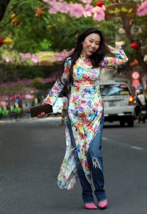 Năm 2012, cách kết hợp áo dài với quần jeans rách của Đoan Trang vấp phải nhiều ý kiến trái chiều. Nhiều người cho rằng cô làm xấu tà áo truyền thống của Việt Nam. Nhưng hiện tại, đây là xu hướng mặc được nhiều người trẻ áp dụng.