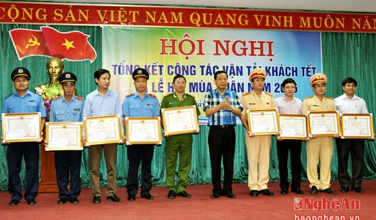 Trao bằng khen của UBND tỉnh cho các cá nhân