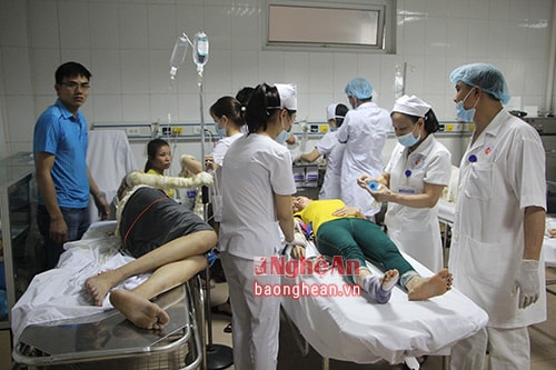 Các bác sỹ bệnh viện 115 tập trung cấp cứu các công nhân bị bỏng