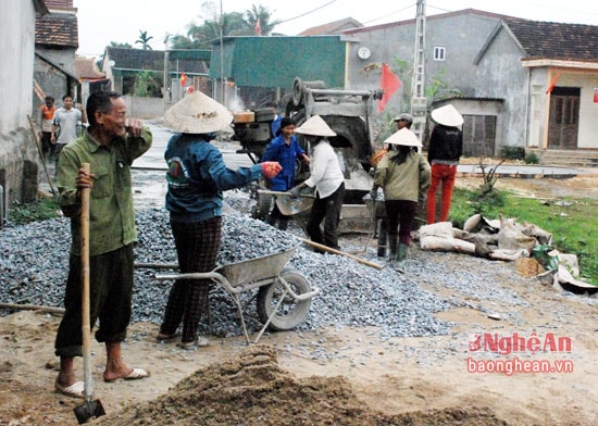 Làm đường nông thôn mới từ nguồn xi măng tỉnh cấp ở xã Võ Liệt