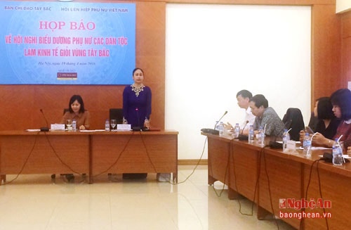 Toàn cảnh buổi họp báo.