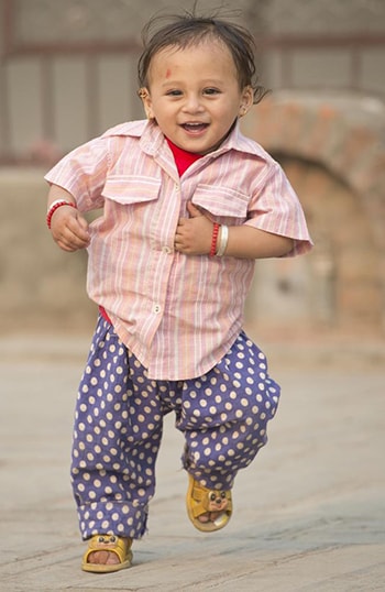 be-trai-nepal-sau-mot-nam-song-sot-ky-dieu-trong-dong-dat-1