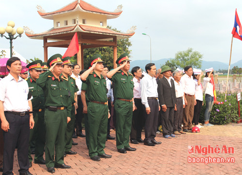 Lãnh đạo tỉnh, Bộ CHQS tỉnh cùng đại diện các ban, ngành, đoàn thể nghiêm trang làm lễ chào cờ.