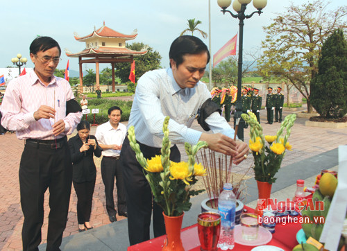 Đồng chí Lê Ngọc Hoa - Phó Chủ tịch UBND tỉnh kính cẩn dâng hương lên anh linh liệt sỹ.
