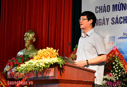 Đồng chí Lê Xuân Đại - Ủy viên BTV Tỉnh Ủy, Phó Chủ tịch UBND tỉnh phát động phong trào đọc sách 