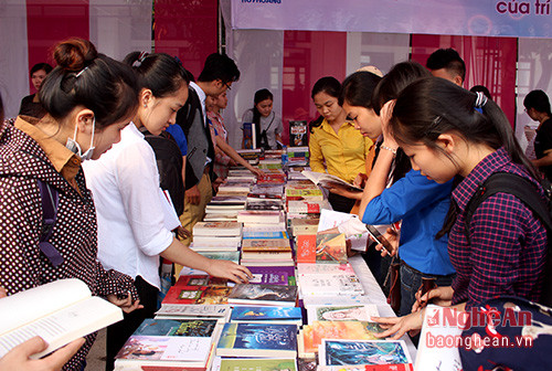 Các gian hàng trưng bày, giới thiệu sách tại Trường Đại học Vinh thu hút khá đông sinh viên 