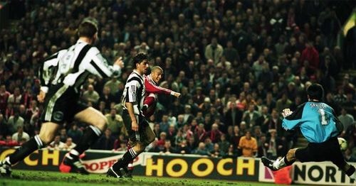 Newcastle mùa Ngoại hạng Anh 1995-1996. Vào tháng 1/1996, Newcastle tưởng như nắm chắc chức vô địch khi hơn đội xếp thứ hai tới 12 điểm. Ngay sau đó, đội này để thua năm trong tám lần vào sân, đồng thời đánh mất mọi lợi thế. Cuối cùng Man Utd giành vương miện nhờ sự xuất sắc của Eric Cantona.