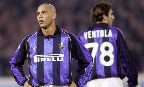 Inter mùa Serie A 2001-2002. Giống như Juventus mùa 1999-2000, Inter trở thành nạn nhân tại vòng cuối. Khi đó đội này để thua Lazio với tỷ số 2-4 trong trận đấu cần phải thắng. Tận dụng cơ hội, Juventus vượt lên để đăng quang.