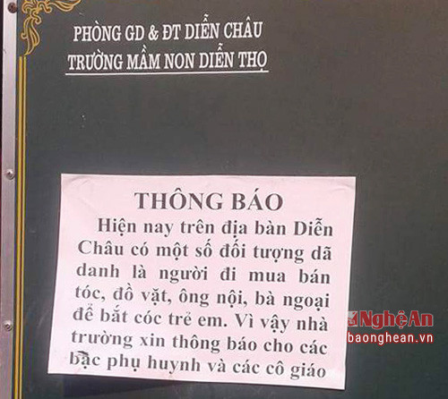 Tờ thông báo dán trên bảng tin của trường