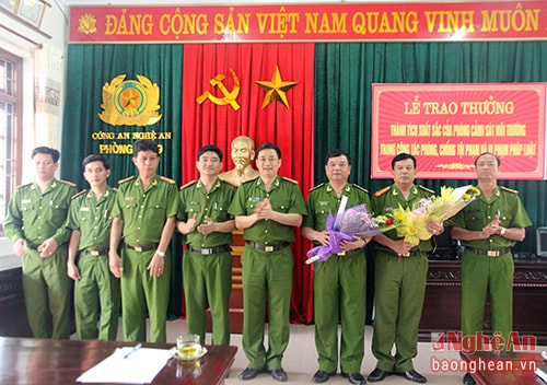 Lãnh đạo Công an tỉnh trao thưởng cho Phòng Cảnh môi trường.