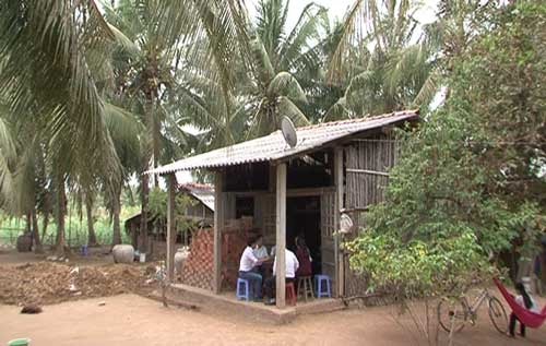 Cha mẹ mất sớm, anh chị em ai cũng nghèo khó, phải bôn ba mưu sinh hằng ngày, nên việc hỗ trợ chi phí điều trị bệnh cho Hữu Bằng là việc vô cùng khó khăn