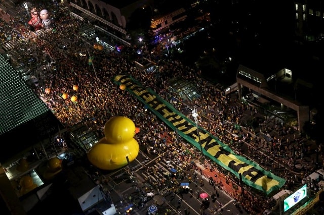 Người biểu tình phản đối bà Rousseff tại thành phố Sao Paulo đứng chờ kết quả cuộc trừng cầu dân ý tại Hạ viện hôm 17/4 (nguồn: Reuters)