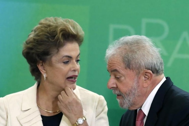 Tổng thống Rousseff và người tiền nhiệm Lula da Silva đang vướng vào một loạt cuộc điều tra tham nhũng chưa từng có trong lịch sử (nguồn: Newsweek)