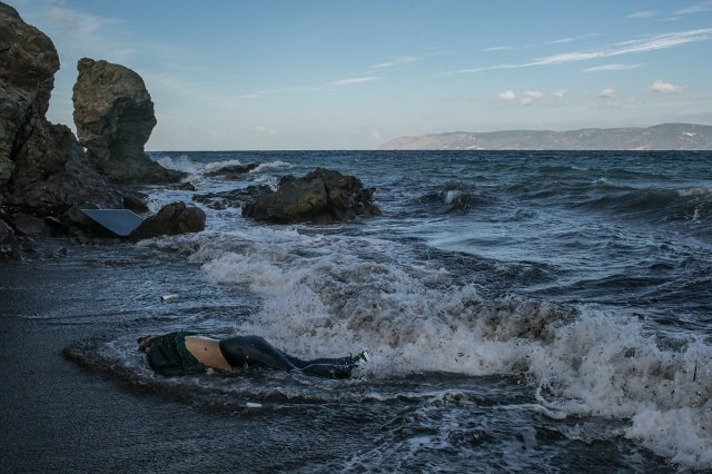 Hàng trăm người di cư từ Thổ Nhĩ Kỳ mừng rỡ khi đặt chân tới đảo Lesbos của Hy Lạp sau chuyến hành trình dài chống chọi với biển động và gió lớn. Lo sợ bị lật thuyền, một số người đã nhảy xuống dòng nước lạnh giá để bơi tới bờ. Bức ảnh của tác giả Tyler Hicks. Ảnh: New York Times