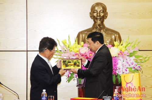 Mr. Nguyen Xuan Duong presented gifts to Mr. Kuroyanagi Masayoshi during his visit to explore investment opportunities in Nghe An.