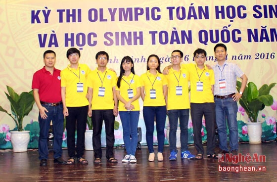 Bão và các thành viên trong đoàn tham gia cuộc thi Olimpic Toán học toàn quốc ở Bình Định