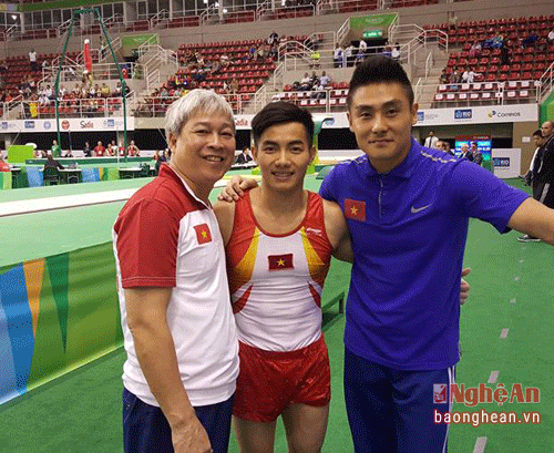 Phạm Phước Hưng (giữa) chia vui cùng các HLV sau khi giành vé dự Olympic.