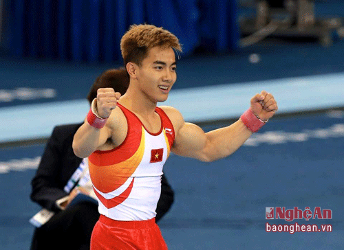 Phạm Phước Hưng ăn mừng chiến thắng tại SEA Games 28 năm 2015.