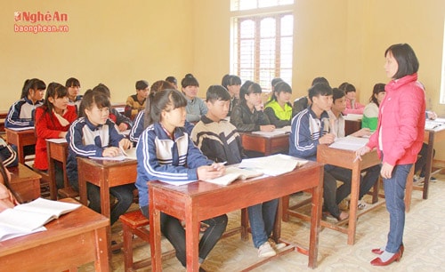 Giờ học phổ biến kiến thức hôn nhân, sức khỏe sinh sản cho học sinh tại Trường THPT Quỳ Hợp III.