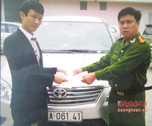Lực lượng công an trao trả xe cho người bị hại