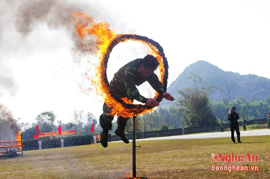 Chiến sỹ trinh sát ở Trung đoàn 335 huấn luyện bay qua vòng lửa 