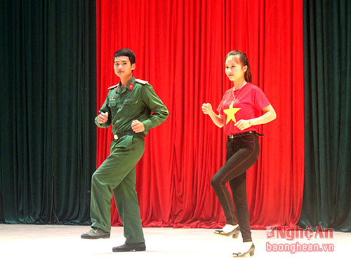 Chiến sỹ trung đội và đoàn viên xã Tường Sơn cùng tập luyện điệu nhảy cha cha cha.
