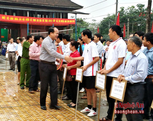 Lãnh đạo huyện Anh Sơn chúc mừng các vận động viên dự giải