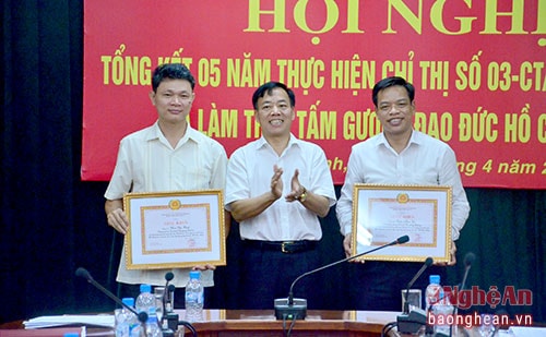 Đồng chí Trần Kim Lộc - Phó CVP Tỉnh ủy, Bí thư Đảng ủy VP Tỉnh ủy tặng Giấy khen cho những cá nhân đạt thành tích xuất sắc.