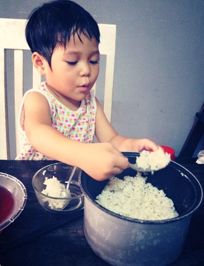 con-gai-3-tuoi-tu-lam-duoc-moi-viec-chi-nho-hoc-o-nha-voi-bo-mesang-ra-cong-vien-choi-trua-phu-me-nau-an-roi-doc-sach-chieu-di-boi-hay-lang-thang-theo-ba-khap-cac-ngo-cho-la-mot-ngay-thong-thuong-cua-be-mat-ong