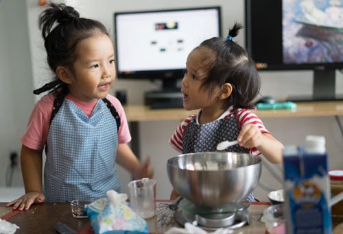 Thân thiện với bạn bè và tự lập trong mọi việc.