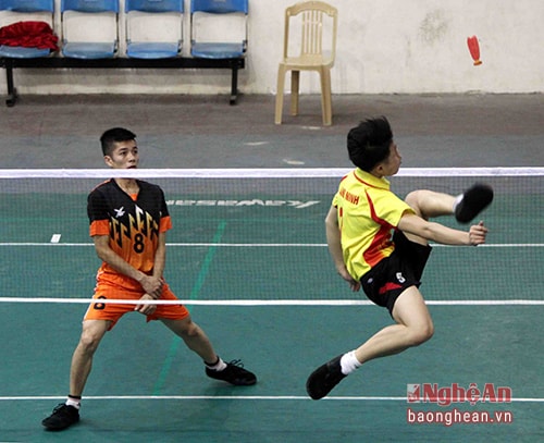 Trận so tài đơn nam giữa VĐV chủ nhà Nghệ An (áo cam, đen) và TP Hồ Chí Minh (áo vàng). 